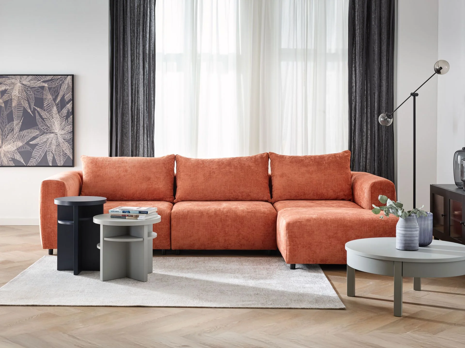 Nowoczesny salon z pomarańczową sofą